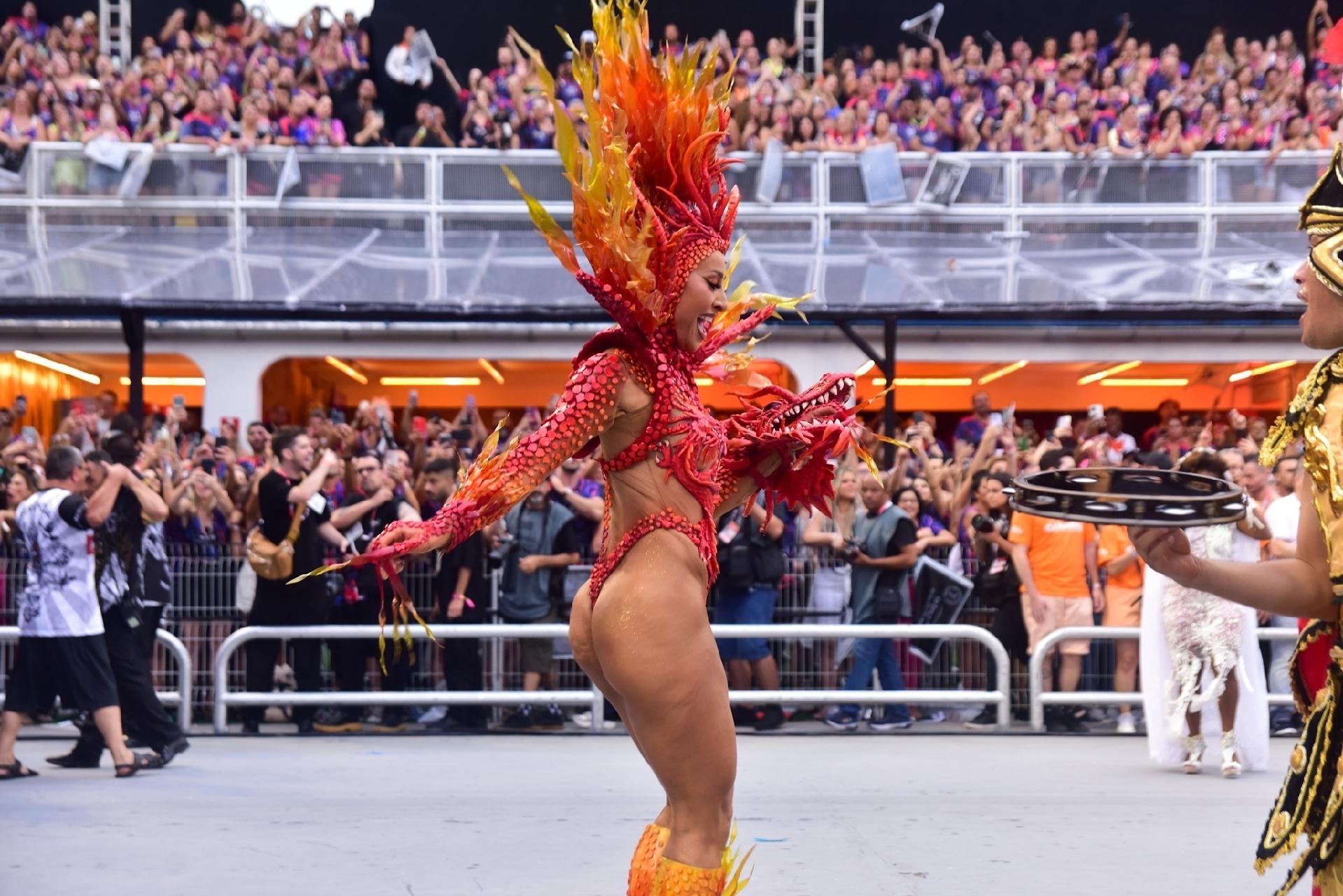 Sabrina Sato brilha na avenida durante desfile - Leo Franco/ Agnews