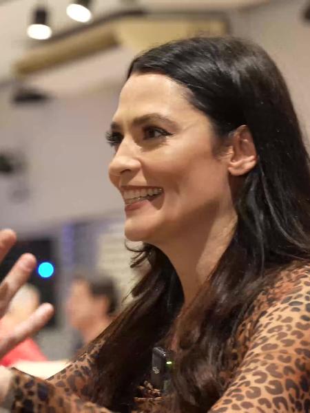 Vanessa Rozan na aula de salsa Vanessa Rozan na aula de salsa