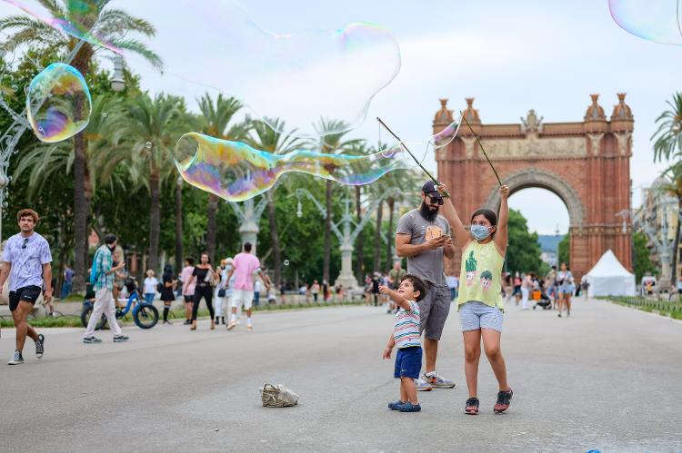 Arc de Triomphe - Zhang Cheng - Zhang Cheng - Los turistas se divierten en Barcelona (España)