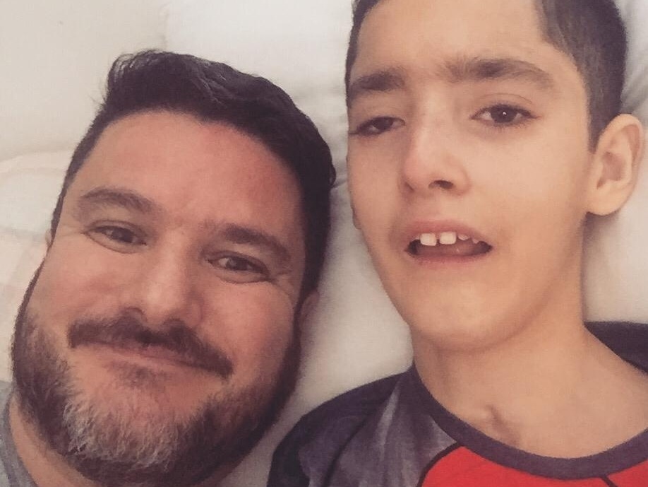 Pai se dedica a cuidar de filho que ficou 45 minutos clinicamente morto