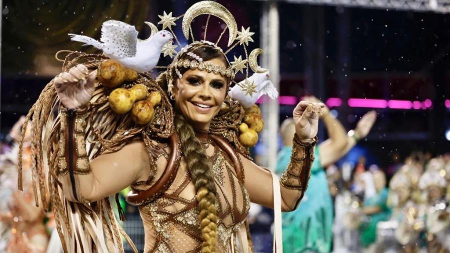 Viviane Araújo é rainha de bateria da Mancha Verde  