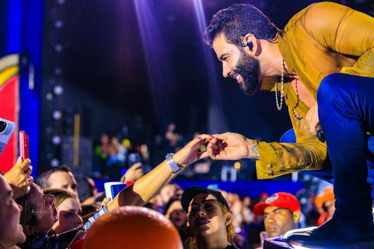 O sertanejo Gusttavo Lima transformou o palco em uma seresta e evocou o seu lado mais romântico com sucessos que foram acompanhados pelo público, mesmo em meio a chuva