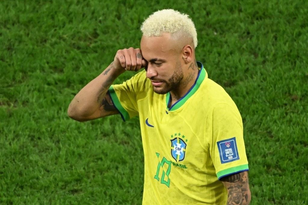 Neymar chorando após a eliminação do Brasil para a Croácia nos pênaltis - INA FASSBENDER / AFP