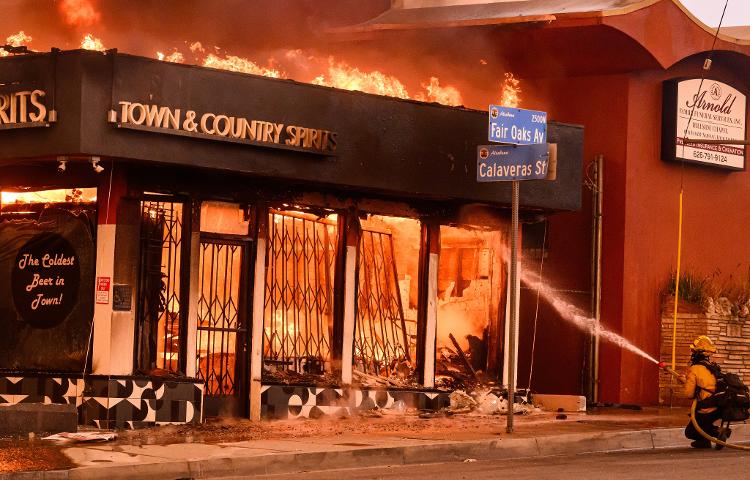 A Town & Country Spirits já destruída em Altadena