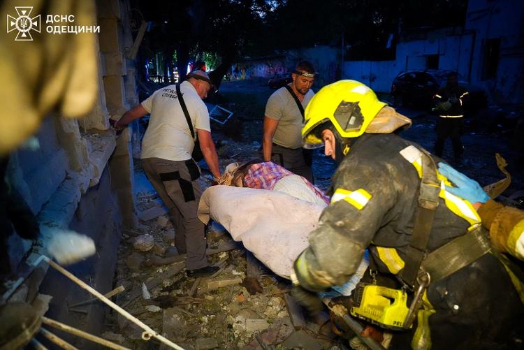 Emergência carrega corpo de morador morto em ataque de Odessa, em 10 de junho Emergência carrega corpo de morador morto em ataque de Odessa, em 10 de junho