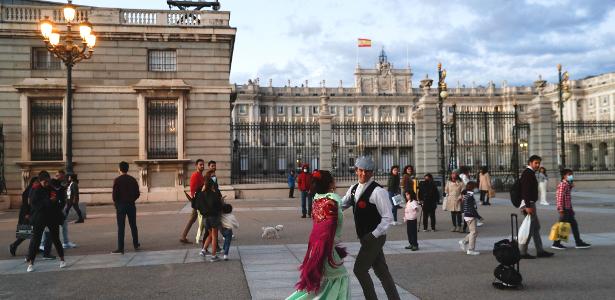 Dançarinos em frente ao Palácio Real, em Madri; espanhóis estão 3 cm mais altos após fim da ditadura, por acesso à alimentação, saúde e lazer