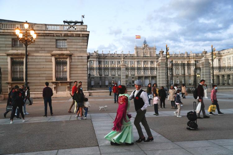 Carmen Cassadina y David López bailan para turistas frente al Palacio Real de Madrid, España - Susanna Vera / Reuters - Susanna Vera / Reuters