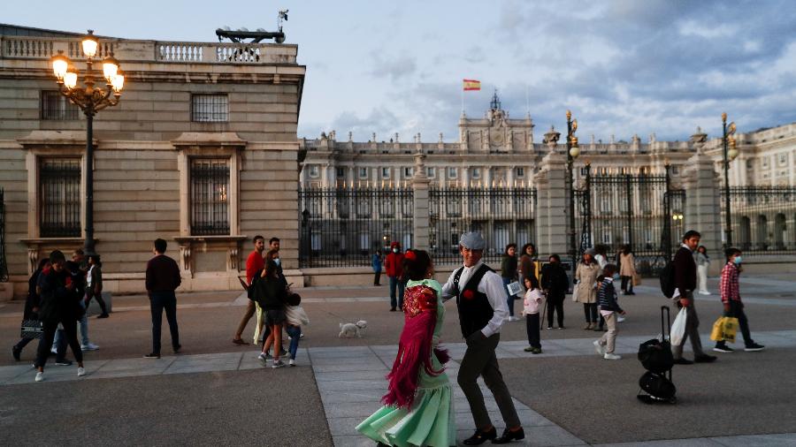 Dançarinos em frente ao Palácio Real, em Madri; espanhóis estão 3 cm mais altos após fim da ditadura, por acesso à alimentação, saúde e lazer - SUSANA VERA/REUTERS