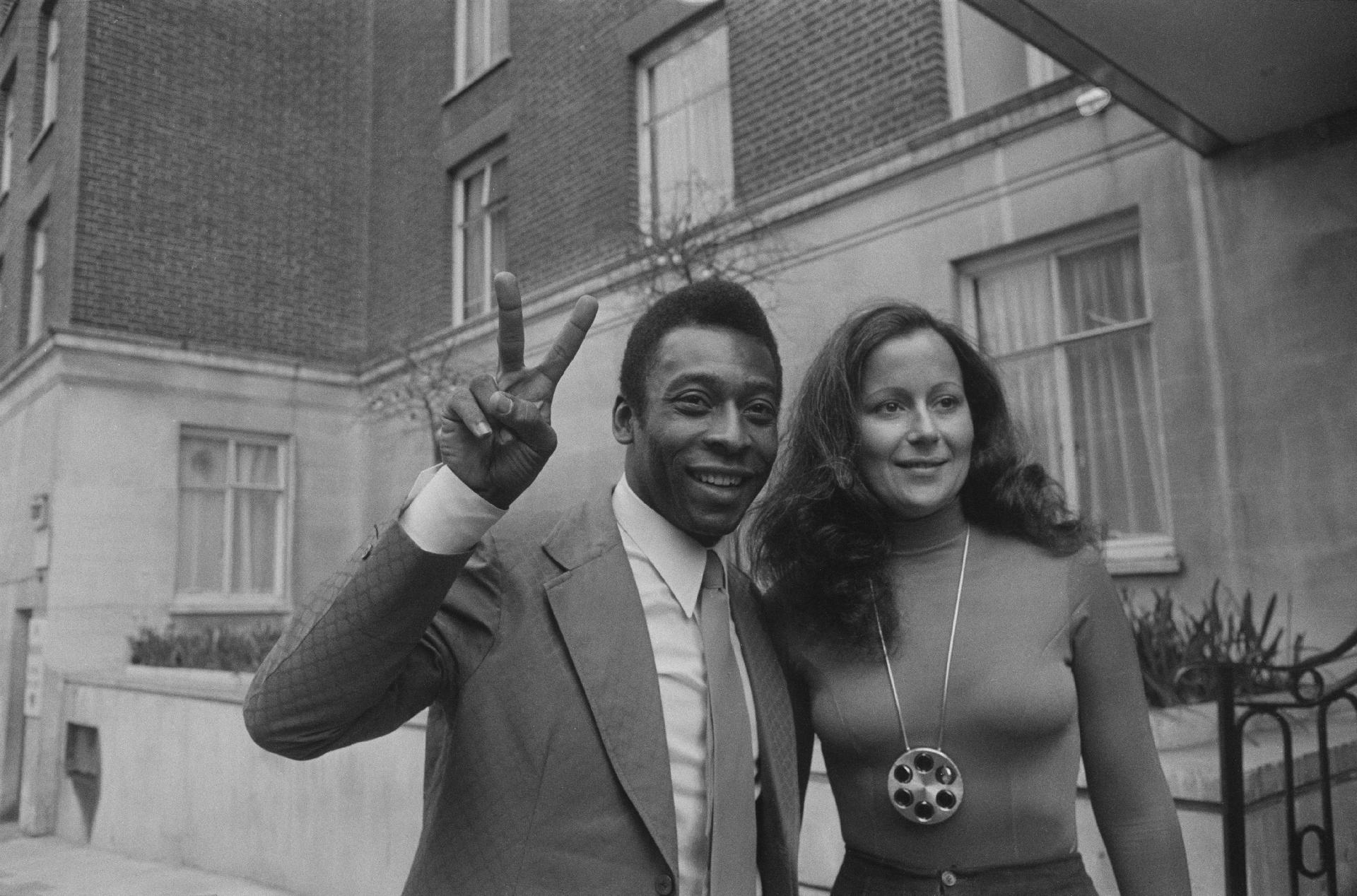 Pele ao lado da esposa, Rosemeri dos Reis Cholbi, em Londres, em 10 de março de 1973. - Len Trievnor/Getty Images