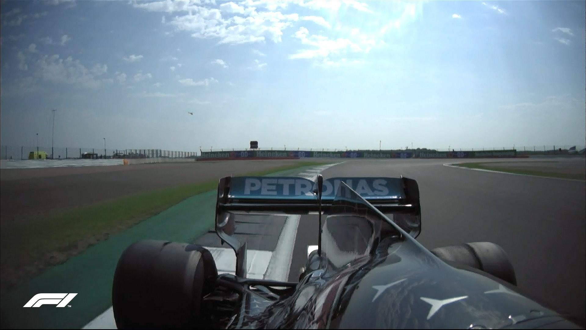 Na volta 34 do GP de Silverstone, Mercedes de Lewis Hamilton apresenta problemas nos pneus - Reprodução/@F1