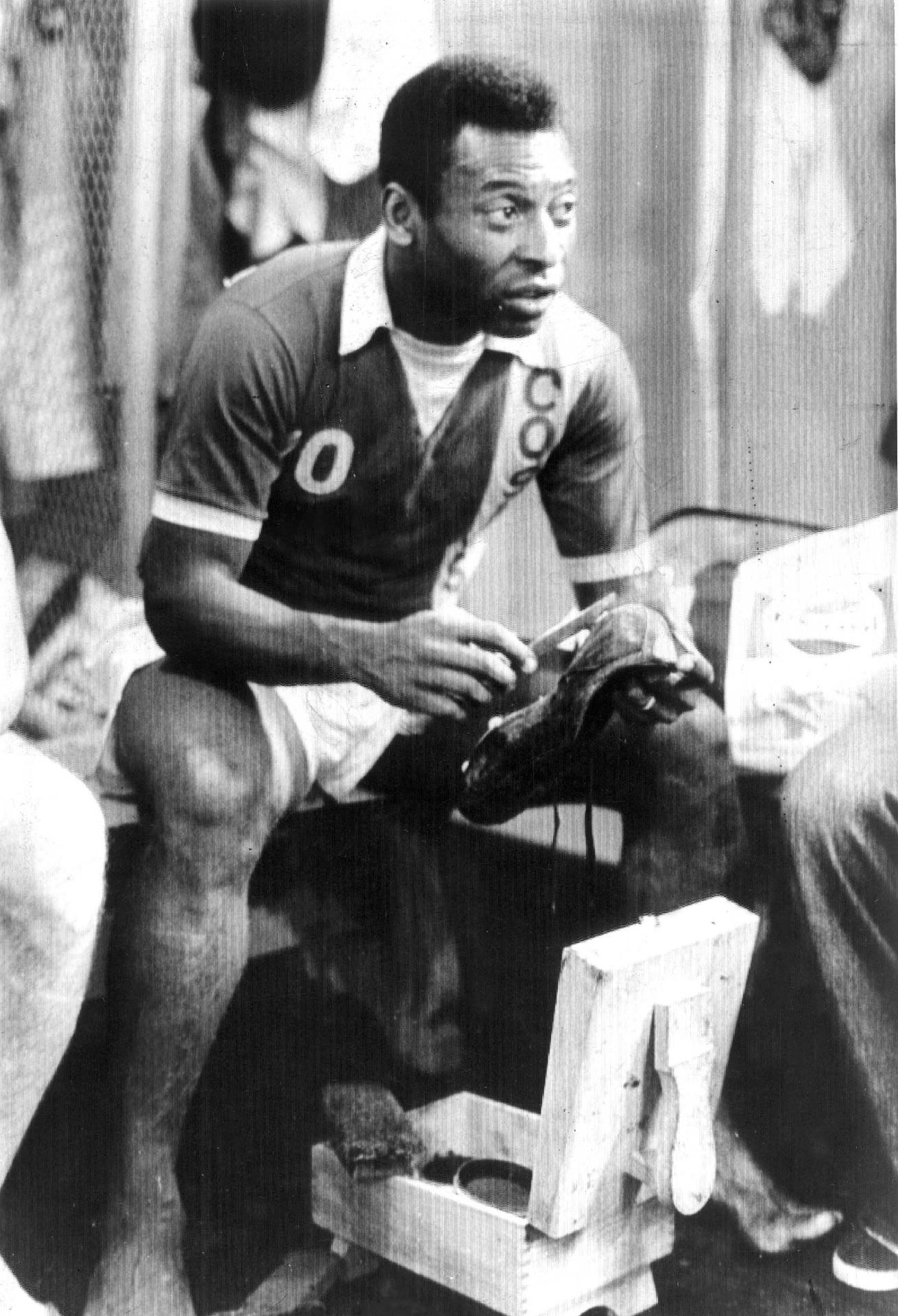 01/01/1975 - Pelé, nos vestiários do Cosmos (EUA), limpa a chuteira após partida válida pelo campeonato local. O craque atuou pelo clube norte americano de 1975 até 1977 e marcou 64 gols. - Domicio Pinheiro/Estadão Conteúdo