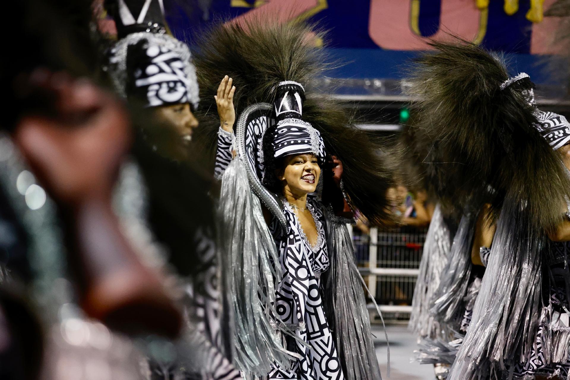 Passista se diverte no desfile da Acadêmicos do Tatuapé - Mariana Pekin/UOL