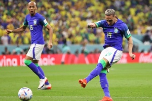 Antony em ação pelo Brasil durante partida contra Camarões - Clive Brunskill/Getty Images