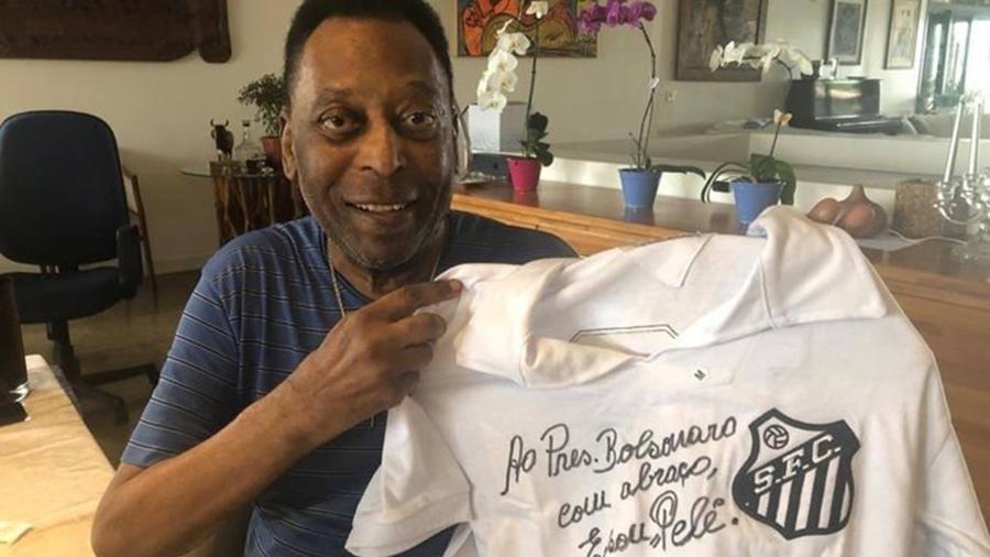 29.out.2021 - Pelé faz foto com camisa do Santos com dedicatória ao presidente Jair Bolsonaro - Reprodução/Instagram