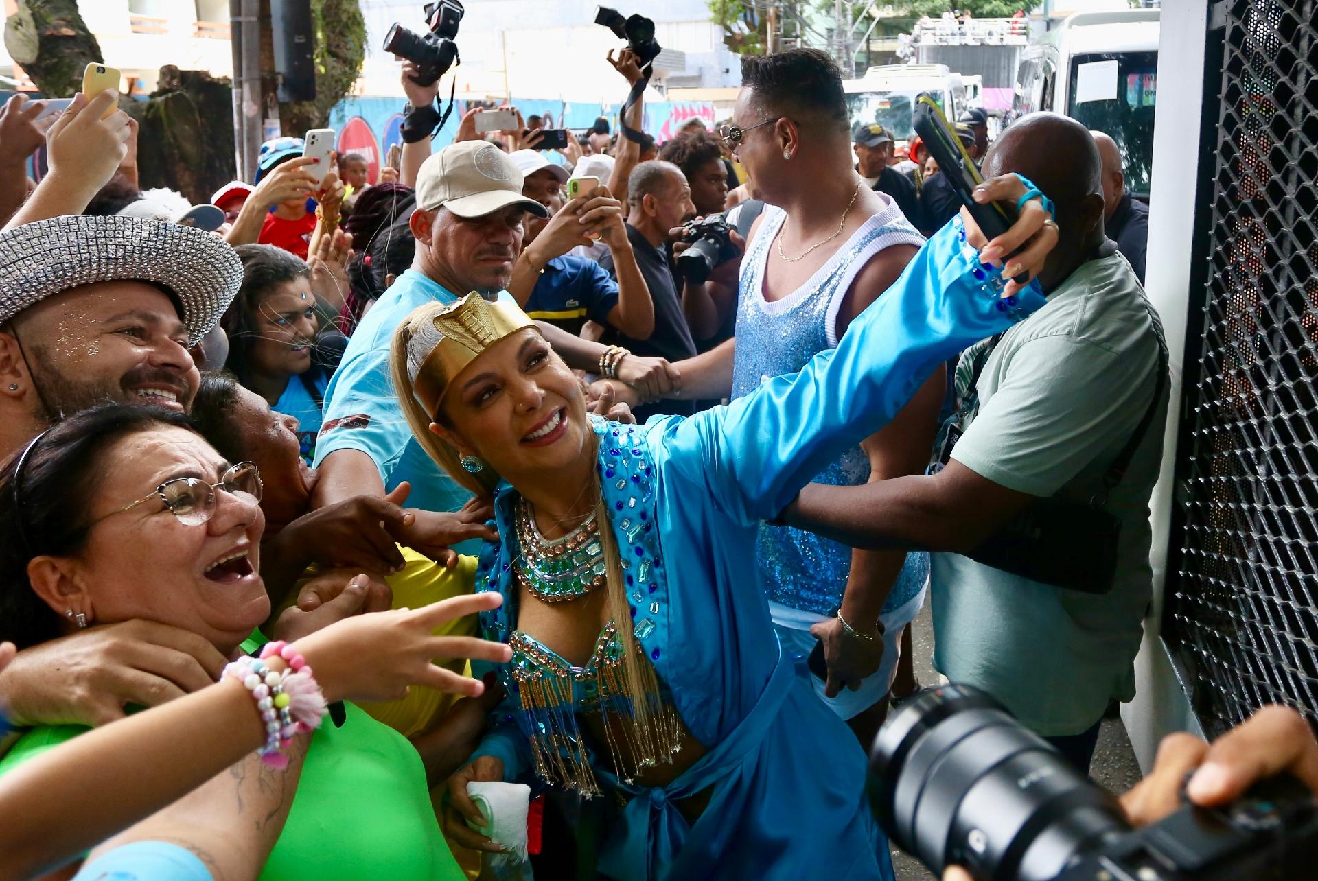 Carla Perez e Xanddy chegam ao trio Algodão Doce no circuito Campo Grande, em Salvador - Victor Chapetta e Fabrício Pioyani/ Agnews