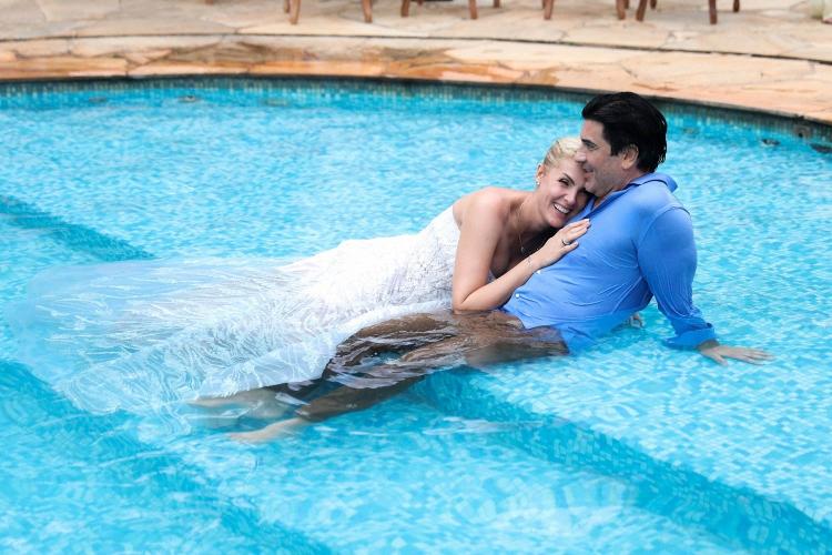 Ana Hickmann e Edu Guedes na piscina