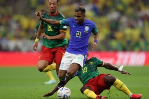 Rodrygo disputa lance durante partida entre Brasil e Camarões - Clive Brunskill/Getty Images