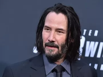 Keanu Reeves gira com carro em sua estreia profissional na Toyota GR Cup