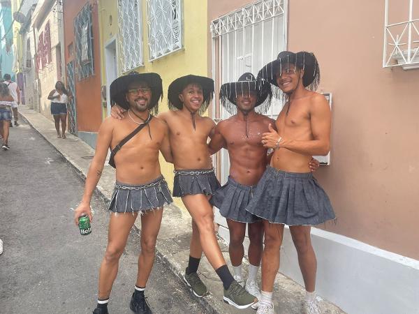 Leonardo, Wilian, Júnior, Matheus se fantasiaram de boiadeiras, em homenagem à música da Ana Castela - Lari Couto / UOL