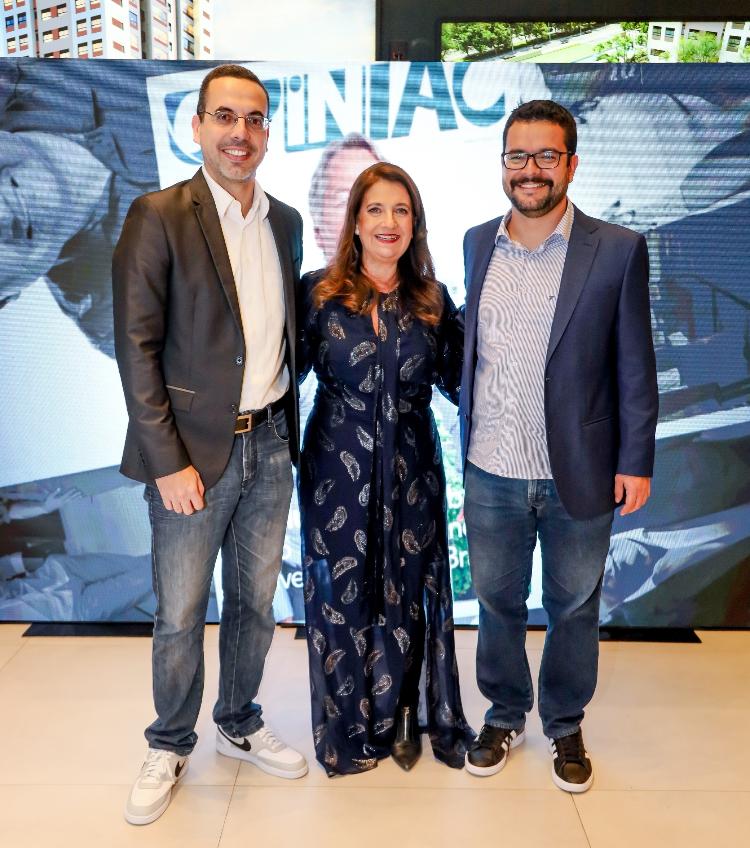Marcia Siqueira com os filhos Pedro e Leonardo