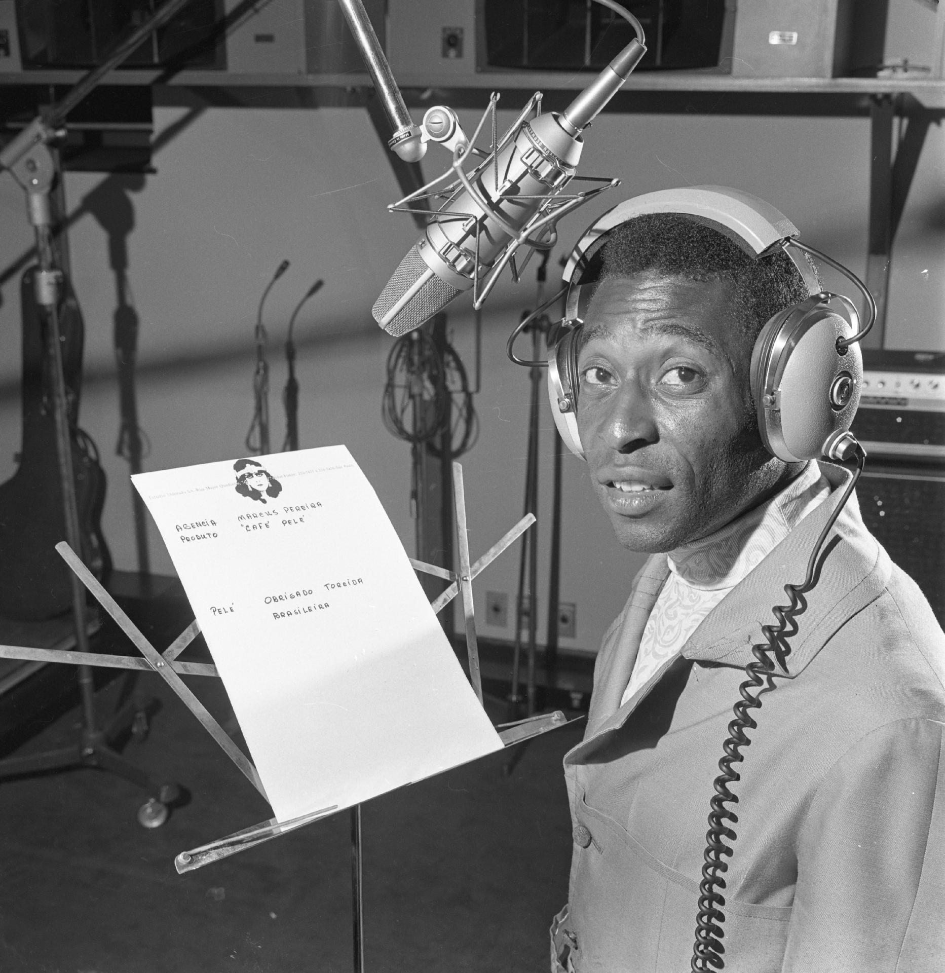 24.nov.1972 - Pelé participa de  uma gravação no estúdio da Rádio Eldorado, em São Paulo. - REGINALDO MANENTE