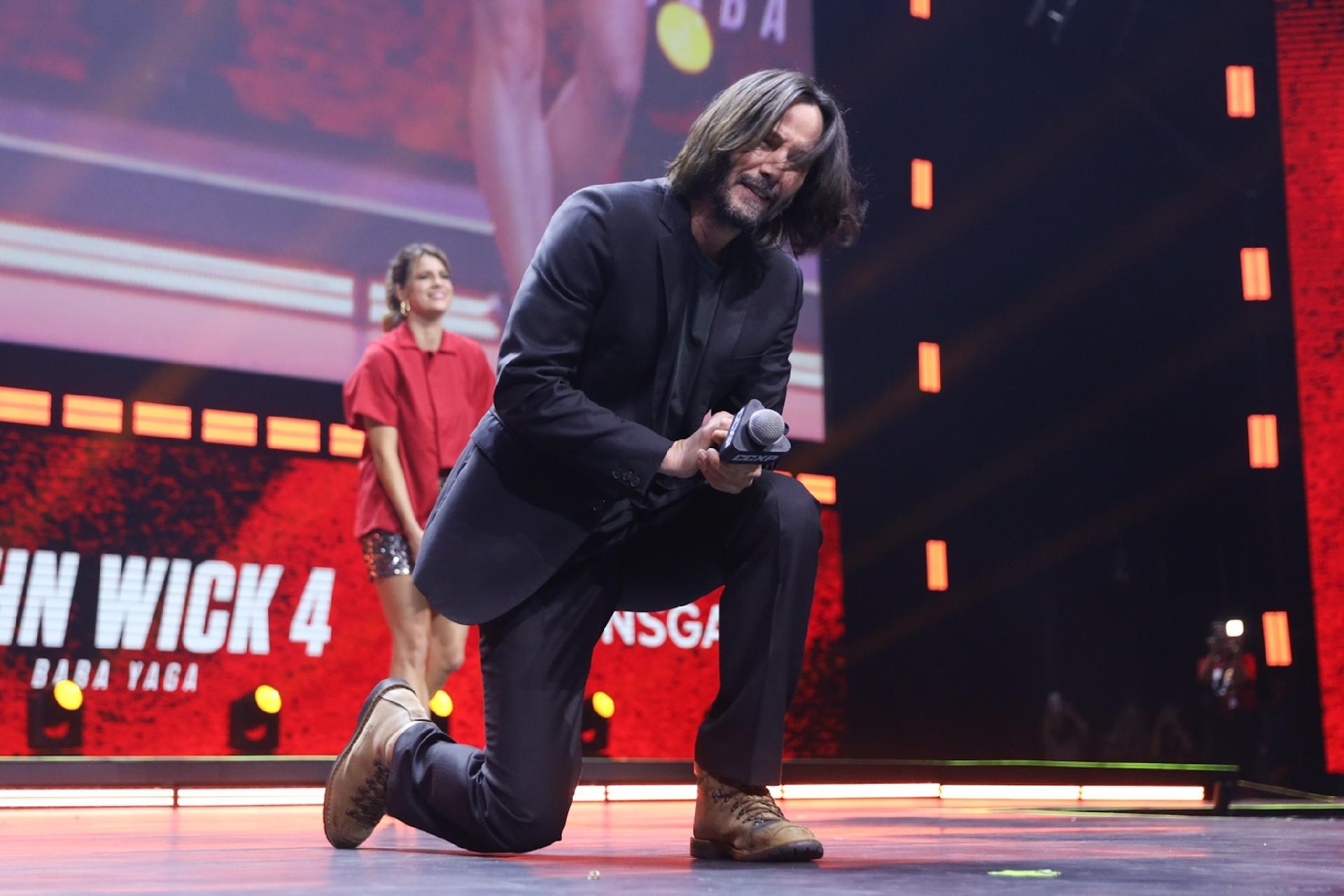 Keanu Reeves se ajoelhou para o público no terceiro dia de CCXP 22 - Lucas Ramos / Brazil News