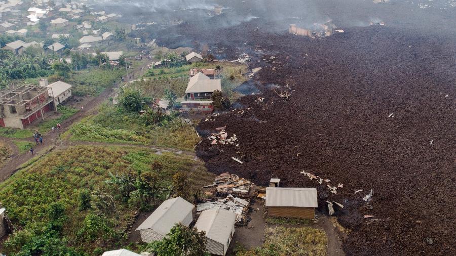 23.mai.2021 - Imagem aérea mostra avanço da lava do vulcão Nyiragongo na cidade de Goma, na República Democrática do Congo - JUSTIN KATUMWA/AFP