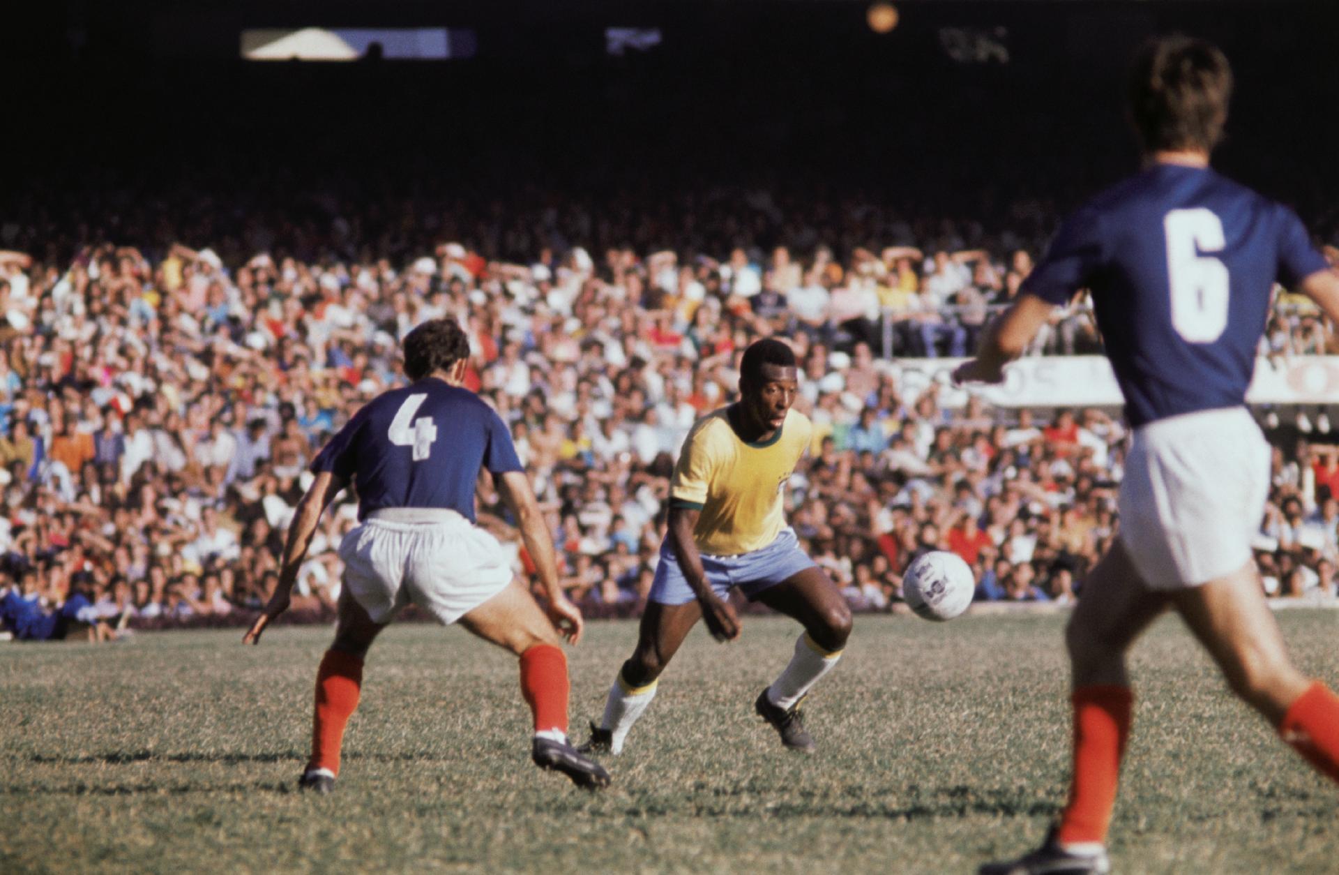 19.jul.1971 - Pelé joga sua última partida com a camisa da seleção brasileira no estádio do Maracanã, no Rio de Janeiro. - Bettmann/Bettmann Archive
