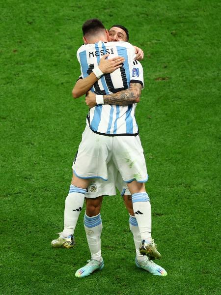 Messi abraça Di María após marcar sobre a França na final da Copa