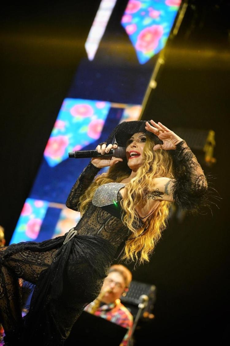 Elba Ramalho em show no São João de Campina Grande