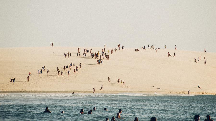 Turistas e locais em Jericoacoara, Ceará - Milo Miloezger/Unsplash