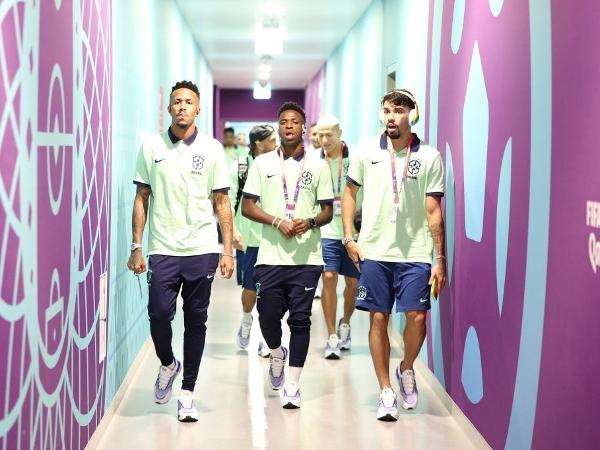 Jogadores da seleção brasileira chegam ao estádio Lusail para enfrentar Camarões - Adam Pretty - FIFA/FIFA via Getty Images