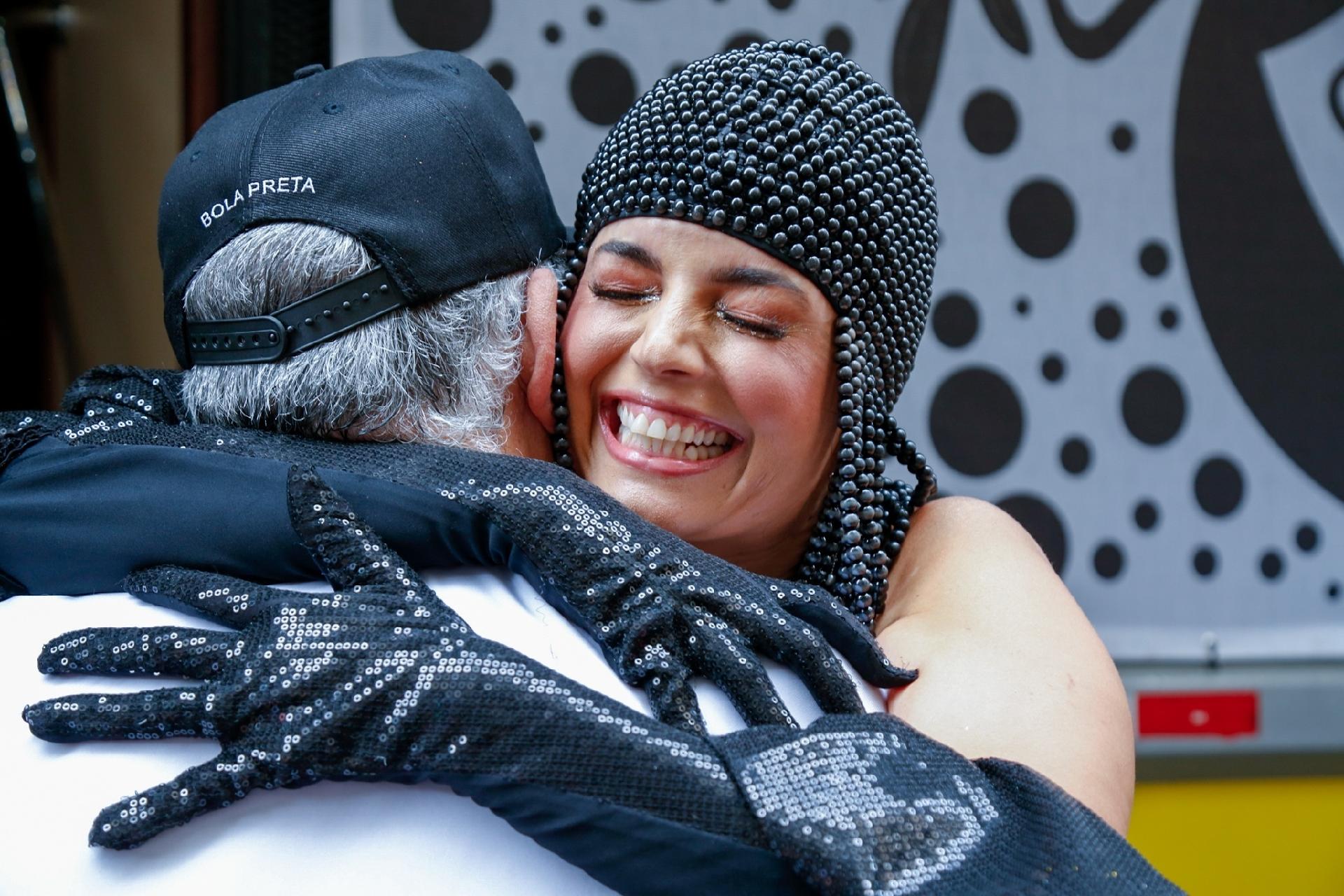 AgNews - Emanuelle Araújo abraça presidente do "Bola Preta" Pedro Hernesto - Paulo Tauil/ AgNews