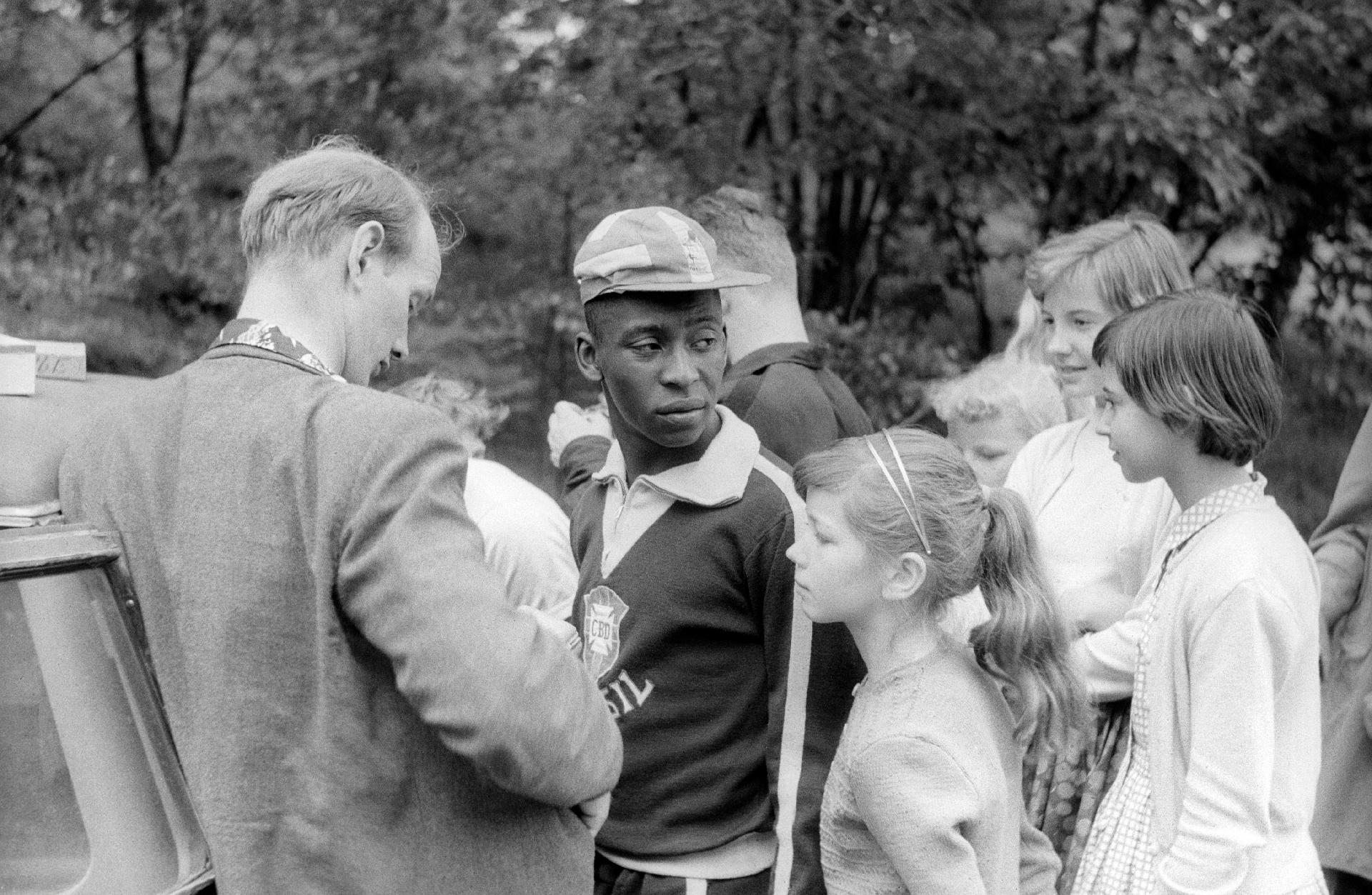 Na imagem, Pelé para perto de um carro com algumas crianças durante a Copa do Mundo de 1958, na cidade de Estocolmo. Naquela edição, o mundial foi disputado na Suécia. - Getty Images