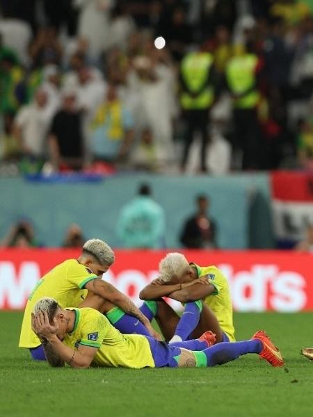 Jogadores do Brasil desabam após eleminação na Copa do Mundo - ADRIAN DENNIS / AFP