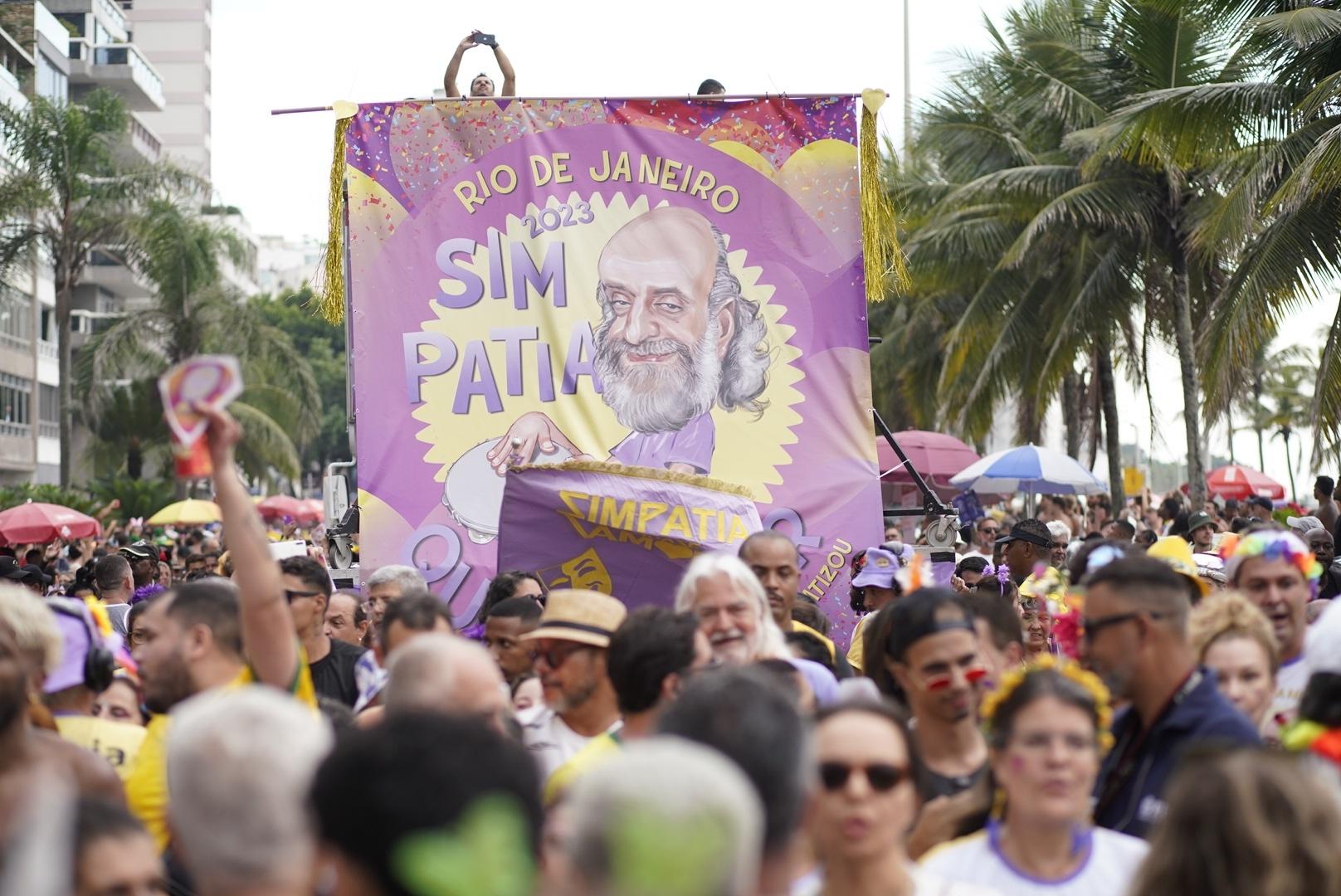Foliões aproveitam clima ensolarado e quente no bloco Simpatia É Quase Amor - Ricardo Borges / UOL