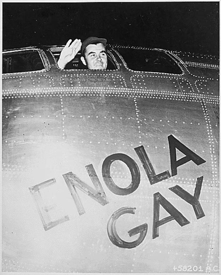 O piloto Paul Tibbets no Enola Gay O piloto Paul Tibbets no Enola Gay