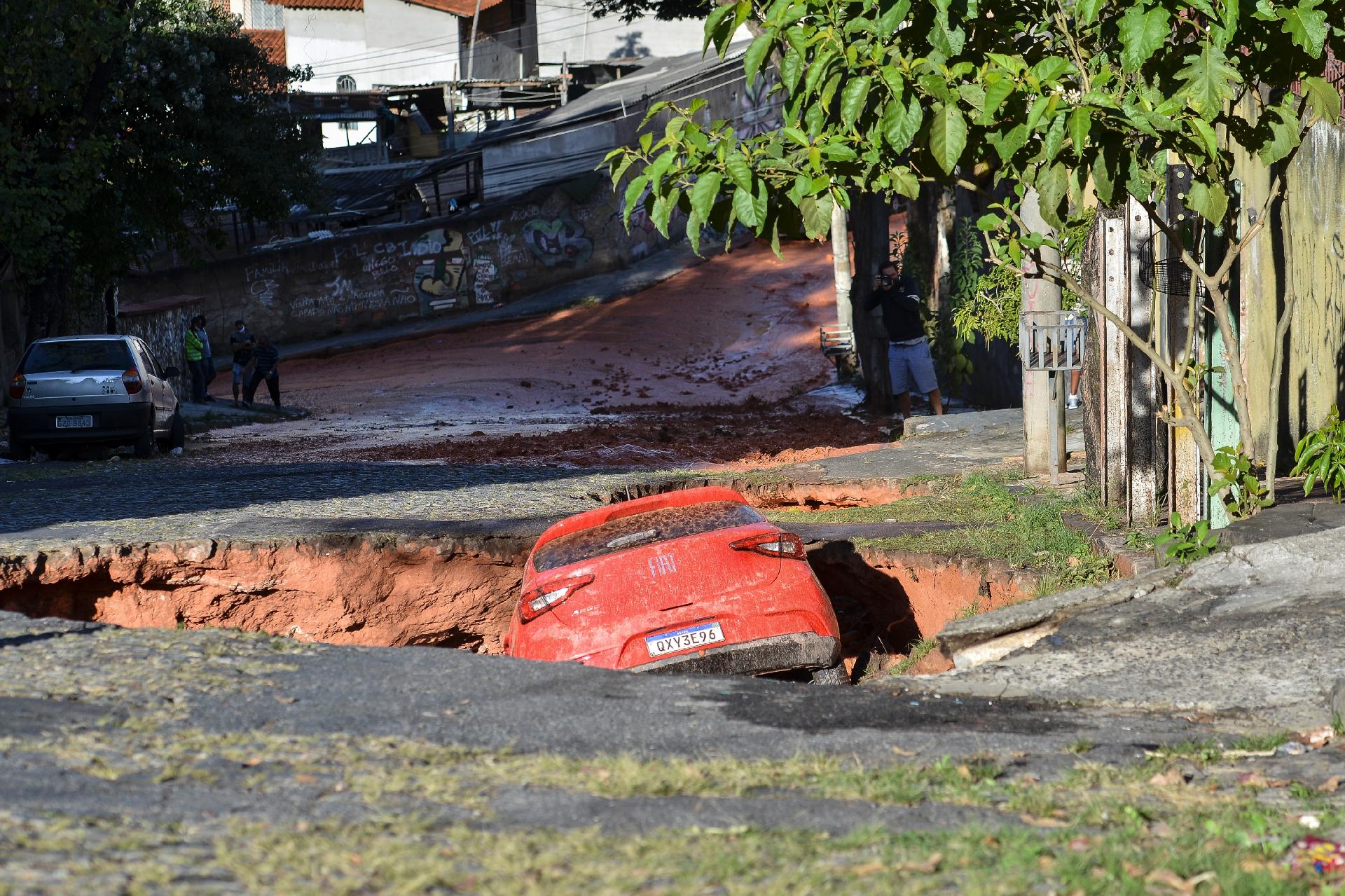 Carro é engolido por cratera em Belo Horizonte e casal escapa ileso ...