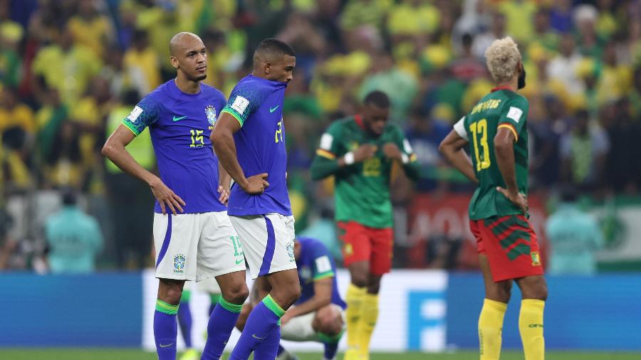 Fabinho e  Bremer lamentam derrota do Brasil para Camarões por 1 a 0 - Clive Brunskill/Getty Images