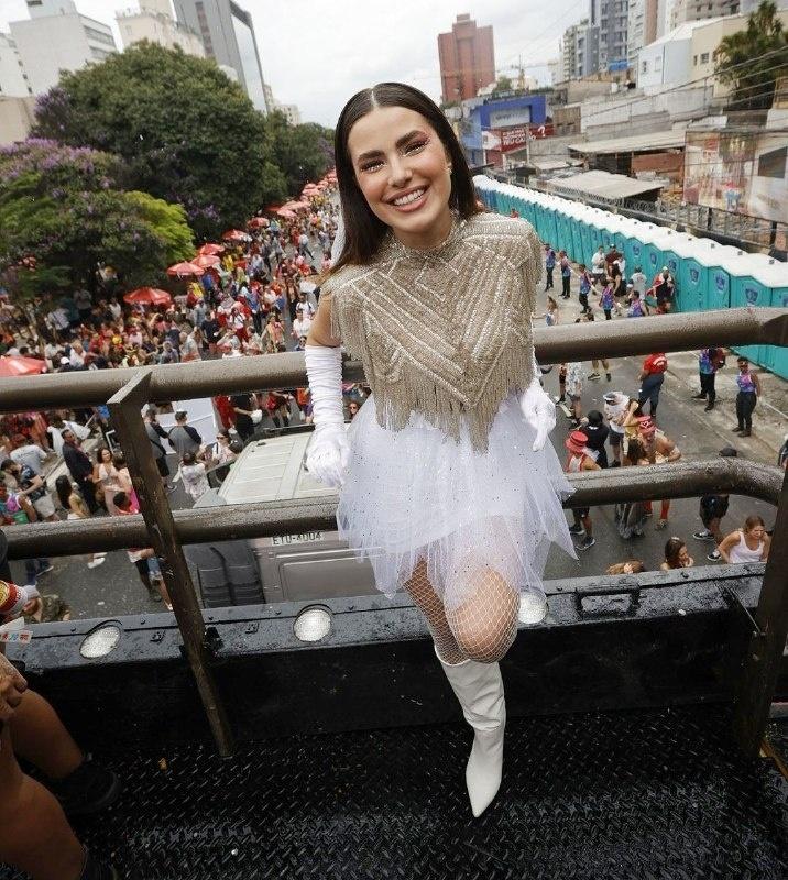 Thaís Belchior anima bloco Casa Comigo, em Pinheiros - Flávio Florido / UOL