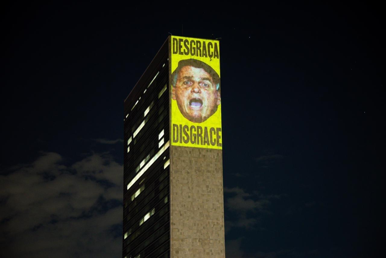 Video building protesting Bolsonaro in New York - Anonymous action