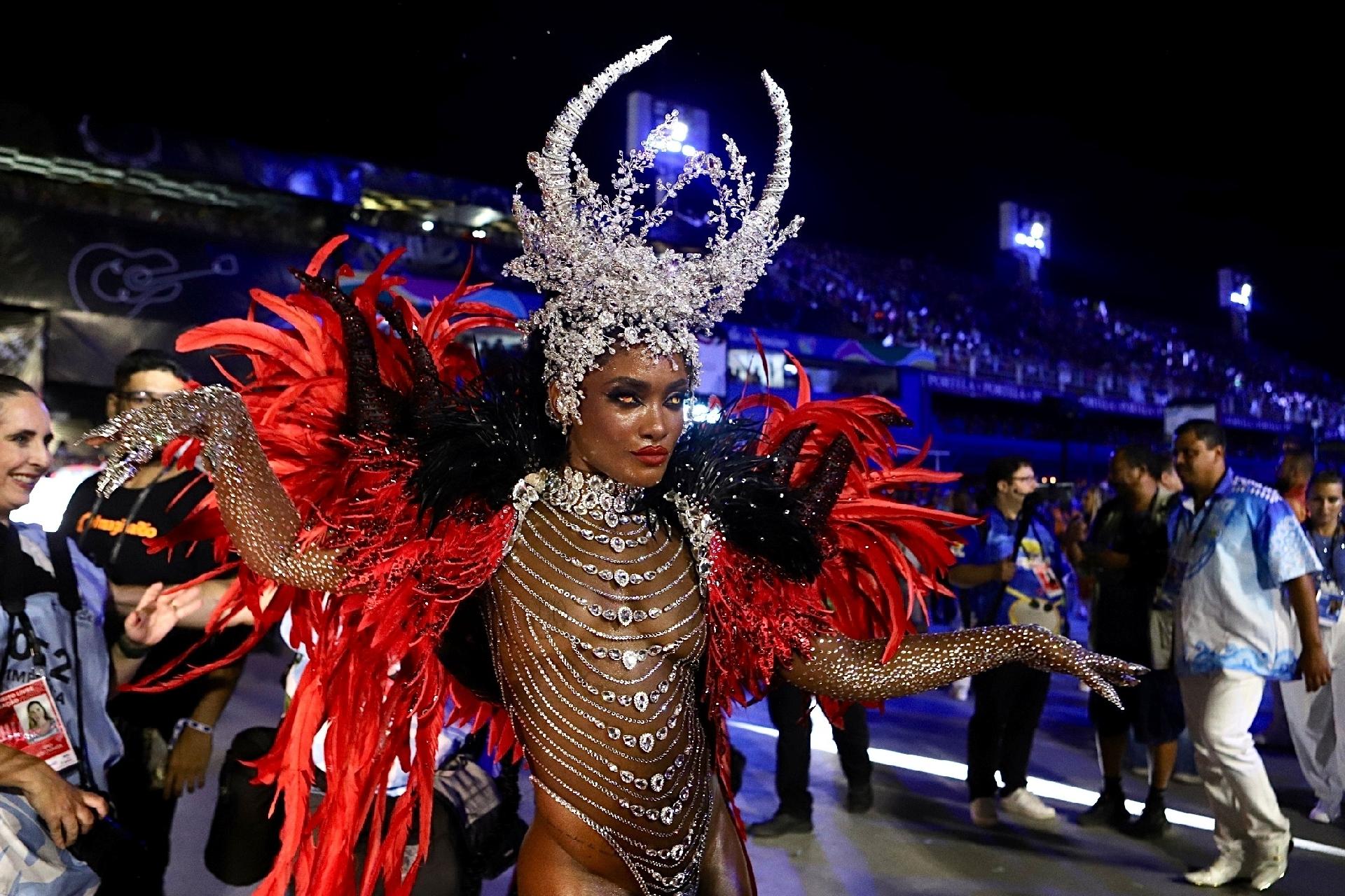 Érika Januza chegou para brilhar como Rainha de Bateria da Viradouro na madrugada desta terça-feira - Zô Guimarães/ UOL