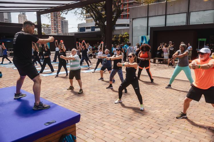 Aula de abdominal em pé no VivaBem no Seu Tempo