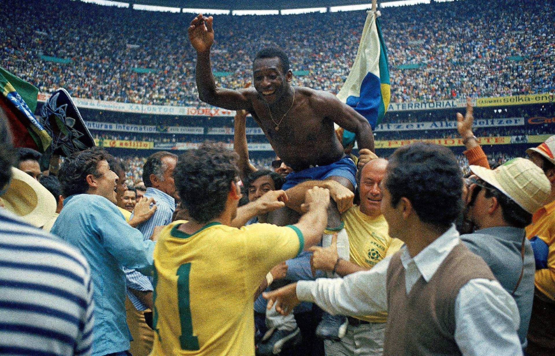 Pelé celebra vitória do Brasil após a seleção canarinha conquistar a Copa do Mundo de 1970, disputada no México. O Brasil sagrou-se campeão após vencer a Itália por 4 a 1. - Alessandro Sabattini/Getty Images