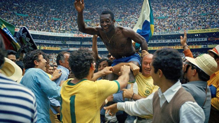 Pelé celebra vitória do Brasil após a seleção canarinha conquistar a Copa do Mundo de 1970, disputada no México. O Brasil sagrou-se campeão após vencer a Itália por 4 a 1.