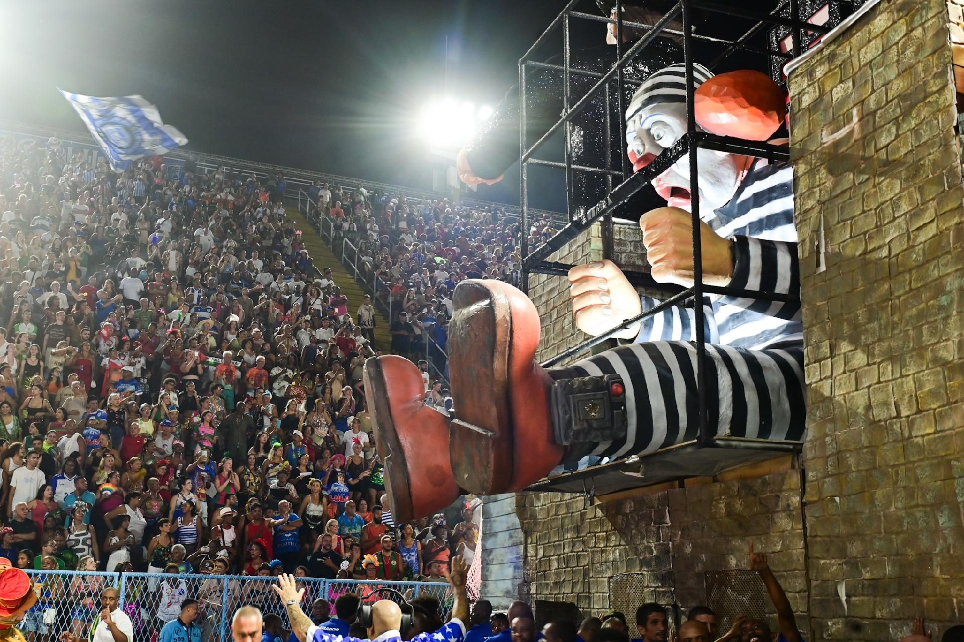 Palhaço preso e usando tornozeleira em alegoria da Acadêmicos de Niterói - undefined