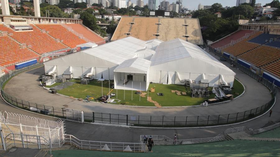 Obras de instalação do hospital de campanha que está sendo montado no Estádio do Pacaembu, na zona oeste de São Paulo, para pacientes da covid-19 - Estadão Conteúdo