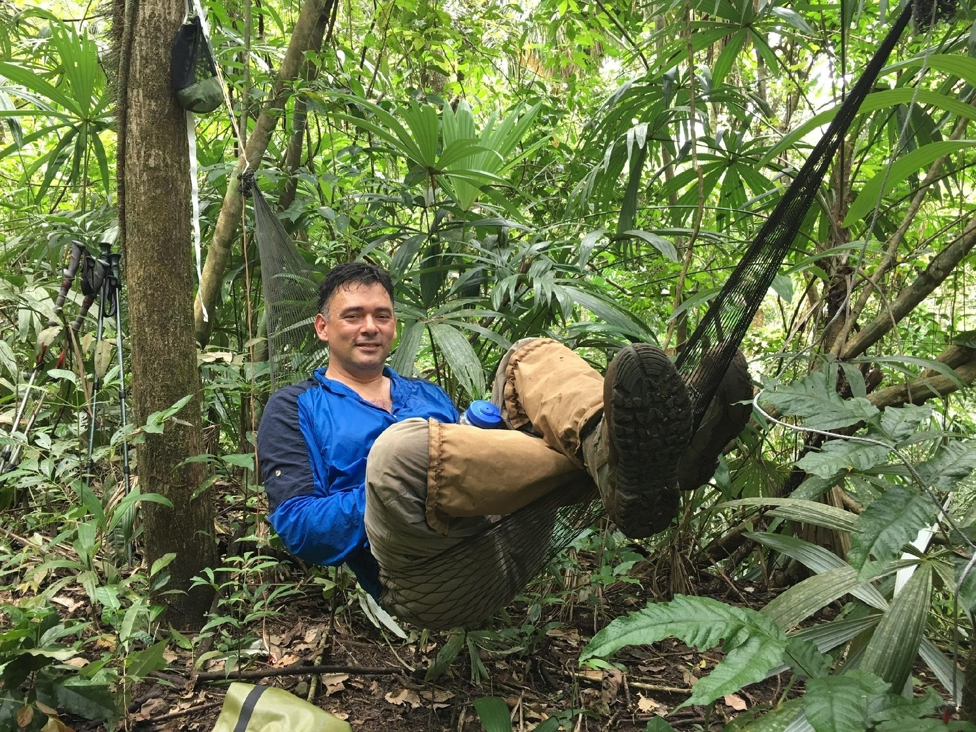Rick Morales em seu "quarto" durante travessia do Tapón del Darién - Rick Morales/Jungle Treks