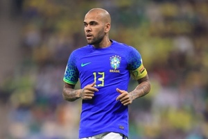 Daniel ALves foi o capitão da seleção brasileira na partida contra Camarões - Simon Stacpoole/Offside/Offside via Getty Images