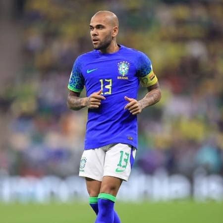 Daniel Alves foi o capitão da seleção brasileira na partida contra Camarões - Simon Stacpoole/Offside/Offside via Getty Images
